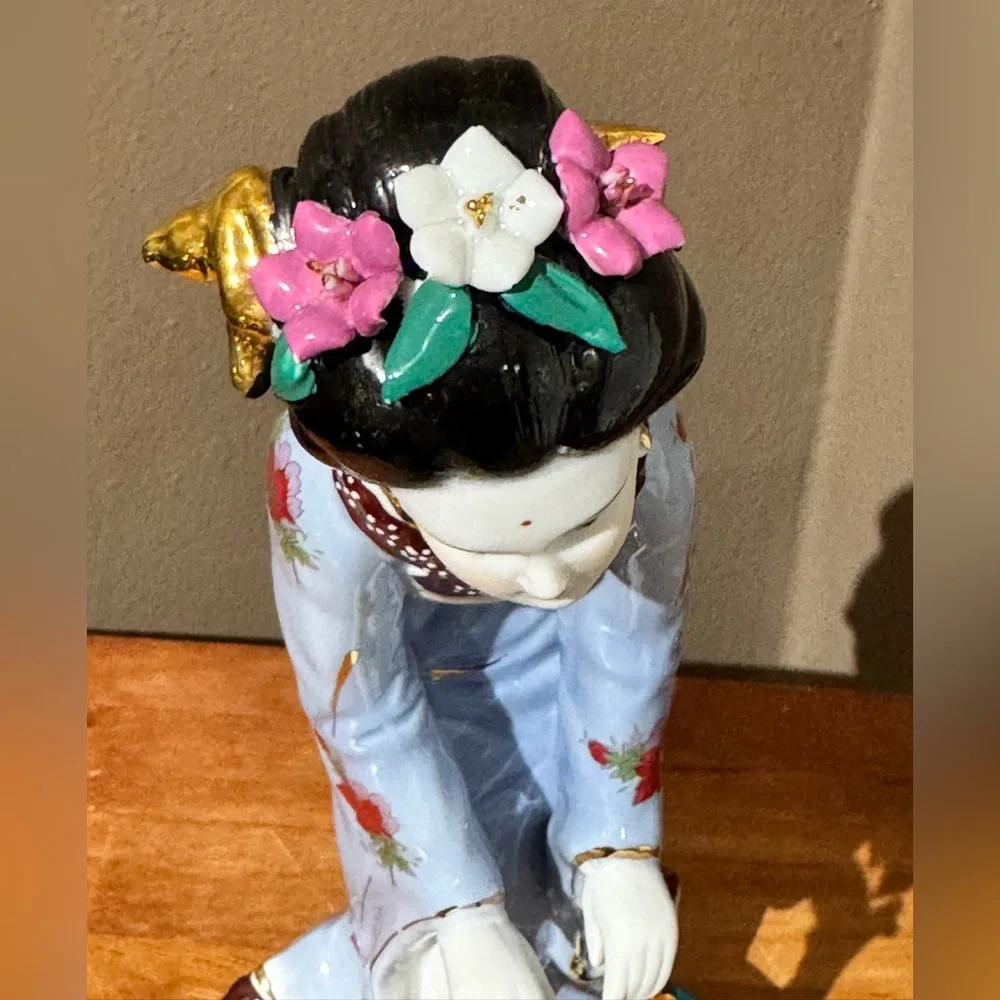 Japanese Geisha Girl Figurine Hand Painted Porcelain Collectible 🏯